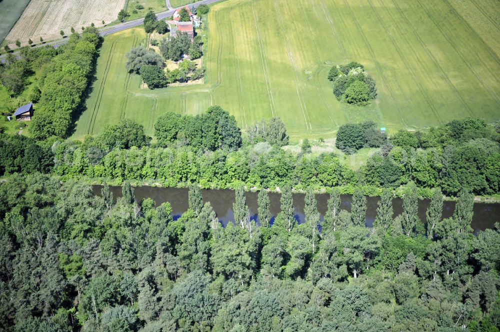 Zerben from the bird's eye view: Blick über den Elbe-Havel-Kanal von Süd nach Nord. Flussverlauf von Ihleburg über Zerben bis Elbe-Parey. View over the Elbe-Havel-Canal from south to north.