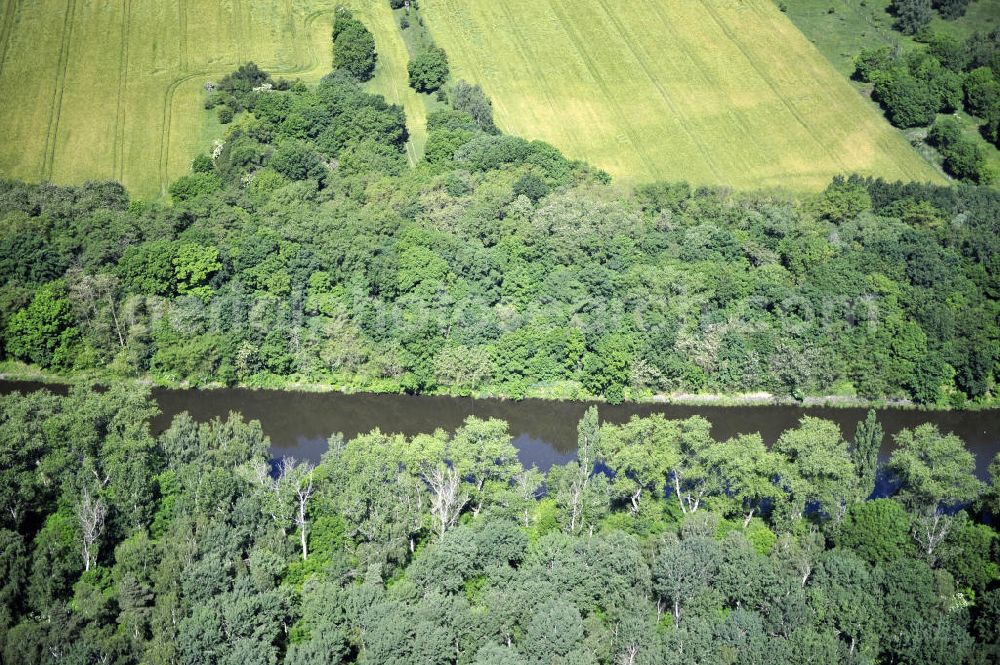 Aerial photograph Zerben - Blick über den Elbe-Havel-Kanal von Süd nach Nord. Flussverlauf von Ihleburg über Zerben bis Elbe-Parey. View over the Elbe-Havel-Canal from south to north.