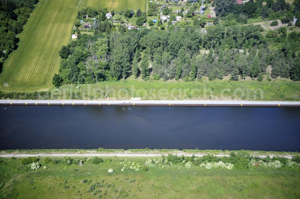 Aerial photograph Zerben - Blick über den Elbe-Havel-Kanal von Süd nach Nord. Flussverlauf von Ihleburg über Zerben bis Elbe-Parey. View over the Elbe-Havel-Canal from south to north.