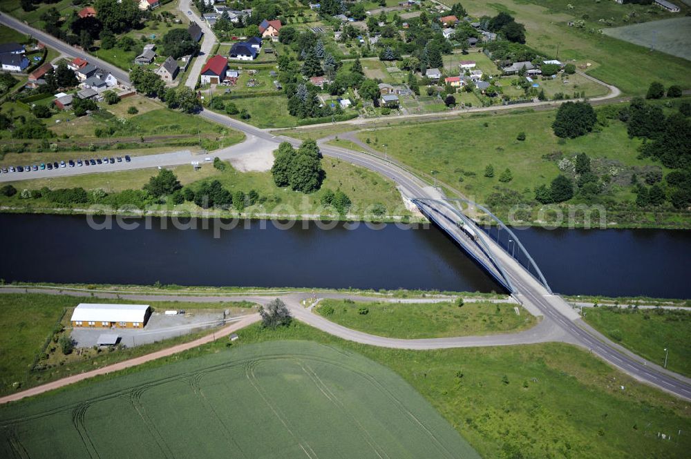 Zerben from the bird's eye view: Blick über den Elbe-Havel-Kanal von Süd nach Nord. Flussverlauf von Ihleburg über Zerben bis Elbe-Parey. View over the Elbe-Havel-Canal from south to north.