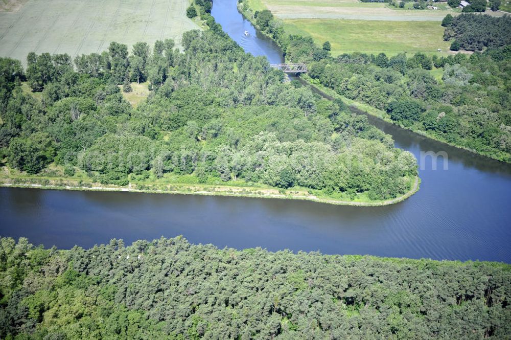 Zerben from the bird's eye view: Blick über den Elbe-Havel-Kanal von Süd nach Nord. Flussverlauf von Ihleburg über Zerben bis Elbe-Parey. View over the Elbe-Havel-Canal from south to north.