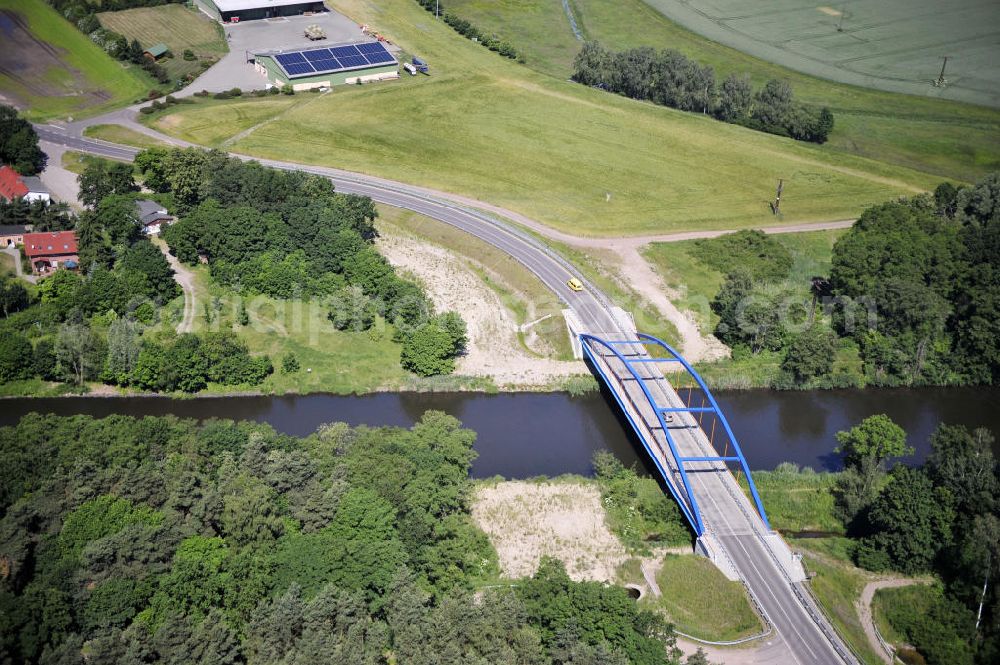 Aerial image Zerben - Blick über den Elbe-Havel-Kanal von Süd nach Nord. Flussverlauf von Ihleburg über Zerben bis Elbe-Parey. View over the Elbe-Havel-Canal from south to north.