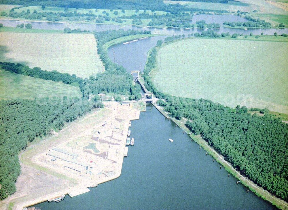 Magdeburg / Sachsen - Anhalt from the bird's eye view: Elbe - Havel - Kanal vor der Schleuse Niegripp am Wasserstraßenkreuz Magdeburg.