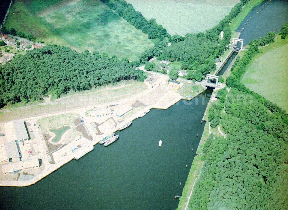 Aerial image Magdeburg / Sachsen - Anhalt - Elbe - Havel - Kanal vor der Schleuse Niegripp am Wasserstraßenkreuz Magdeburg.