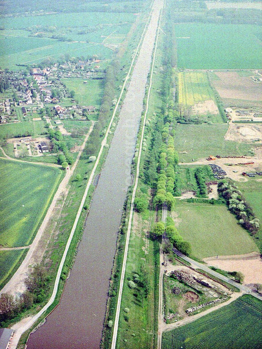 Niegripp from the bird's eye view: Elbe - Havel - Kanal vor der Schleuse Niegripp am Wasserstraßenkreuz Magdeburg.