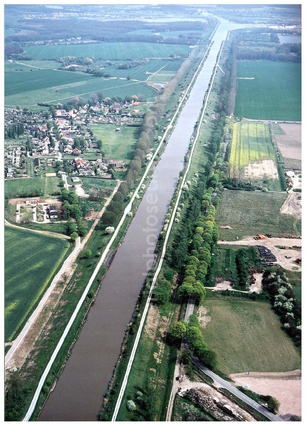 Aerial image Niegripp - Elbe - Havel - Kanal vor der Schleuse Niegripp am Wasserstraßenkreuz Magdeburg.