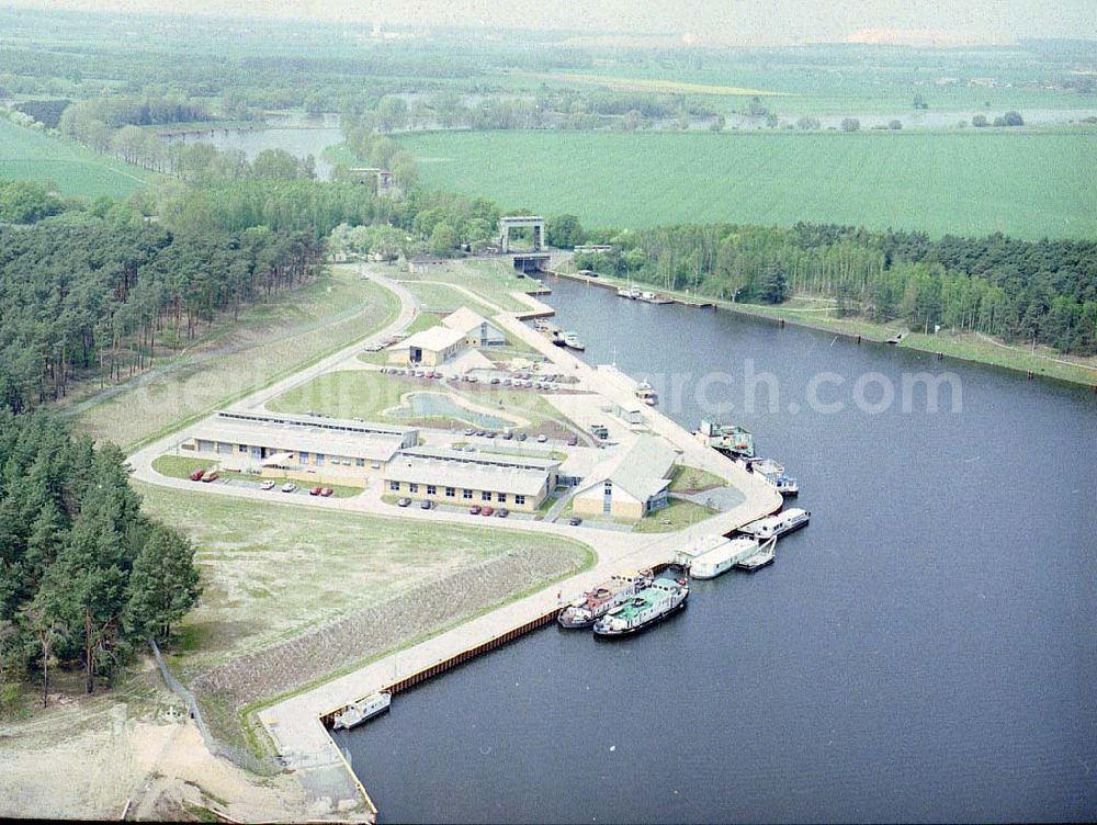 Aerial image Niegripp - Elbe - Havel - Kanal an der Schleuse Niegripp vor dem Wasserstraßenkreuz Magdeburg.