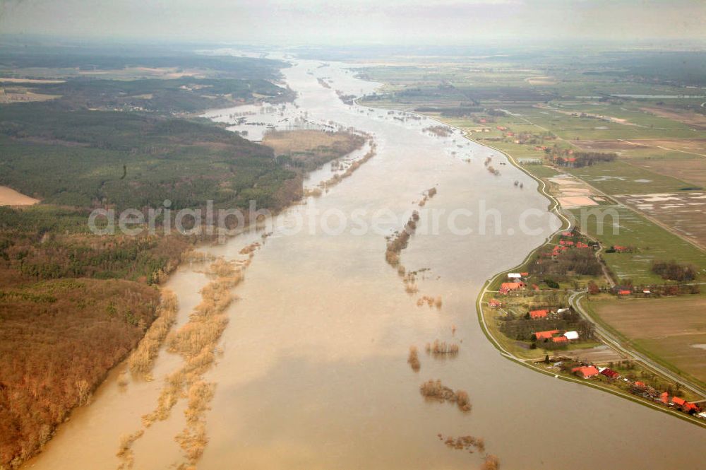 Aerial photograph Bitter - Blick auf das Elbe-Hochwasser bei Bitter. Bitter ist ein Ortsteil der Gemeinde Amt Neuhaus im Landkreis Lüneburg, Niedersachsen.