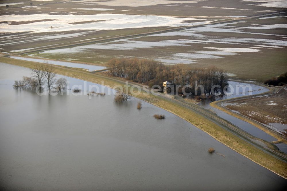 Aerial image Tangermünde - Bölsdorf - Blick auf das Elbe-Hochwasser mit den Überflutungsgebieten bei Tangermünde - Bölsdorf. View of the high water of the Elbe at the flooded areas in Tangermünde-Bölsdorf.