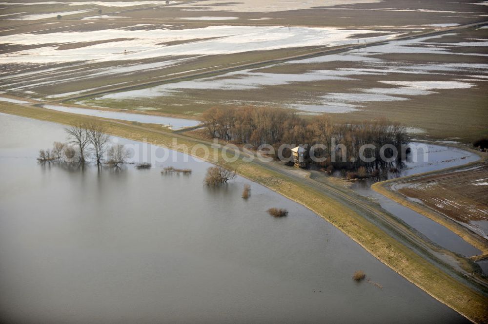 Aerial photograph Tangermünde - Bölsdorf - Blick auf das Elbe-Hochwasser mit den Überflutungsgebieten bei Tangermünde - Bölsdorf. View of the high water of the Elbe at the flooded areas in Tangermünde-Bölsdorf.