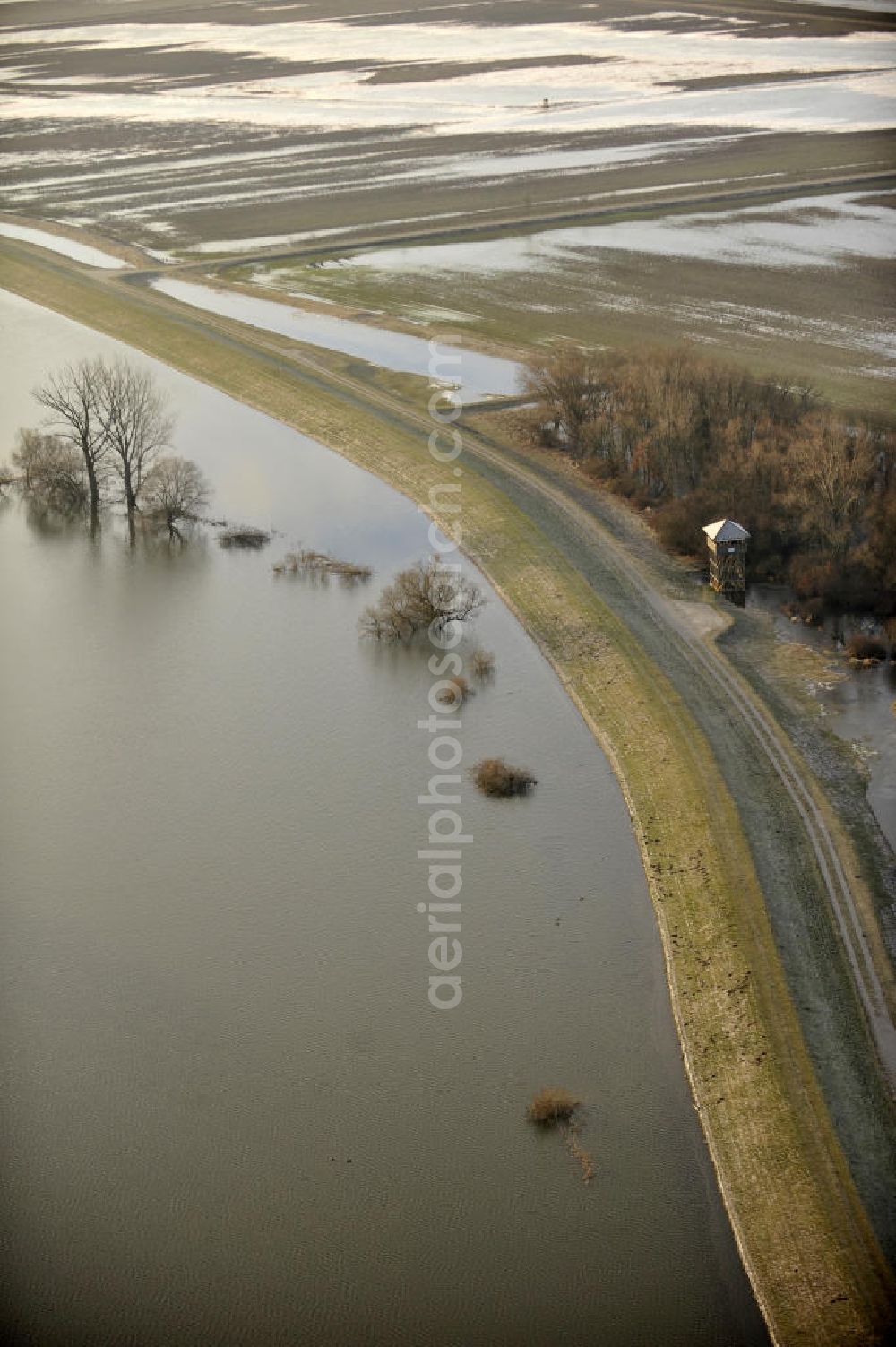 Tangermünde - Bölsdorf from the bird's eye view: Blick auf das Elbe-Hochwasser mit den Überflutungsgebieten bei Tangermünde - Bölsdorf. View of the high water of the Elbe at the flooded areas in Tangermünde-Bölsdorf.