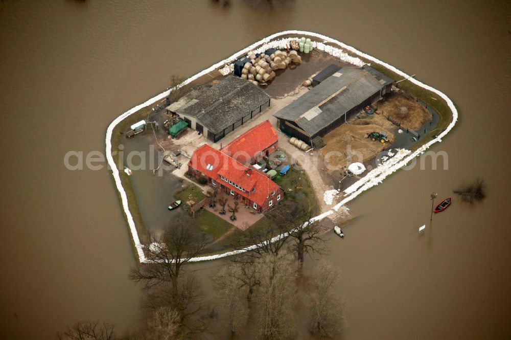 Aerial photograph Bleckede - Blick auf das Elbe-Hochwasser bei Bleckede. Hier der vom Wasser eingkesselte Hof / Bauernhof der Schäferei Cafe Erb am Heisterbusch, Tel. 05852 2497, im überflutetem Vordeichgelände an der Grenze Niedersachsen zu Mecklenburg-Vorpommern.