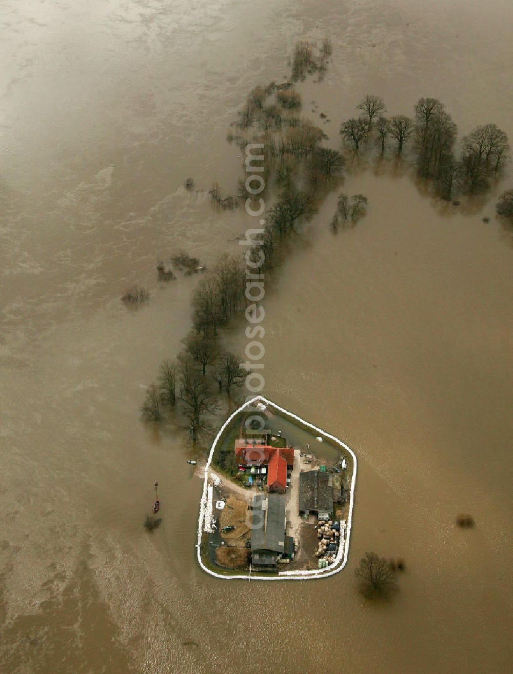 Bleckede from above - Blick auf das Elbe-Hochwasser bei Bleckede. Hier der vom Wasser eingkesselte Hof / Bauernhof der Schäferei Cafe Erb am Heisterbusch, Tel. 05852 2497, im überflutetem Vordeichgelände an der Grenze Niedersachsen zu Mecklenburg-Vorpommern.