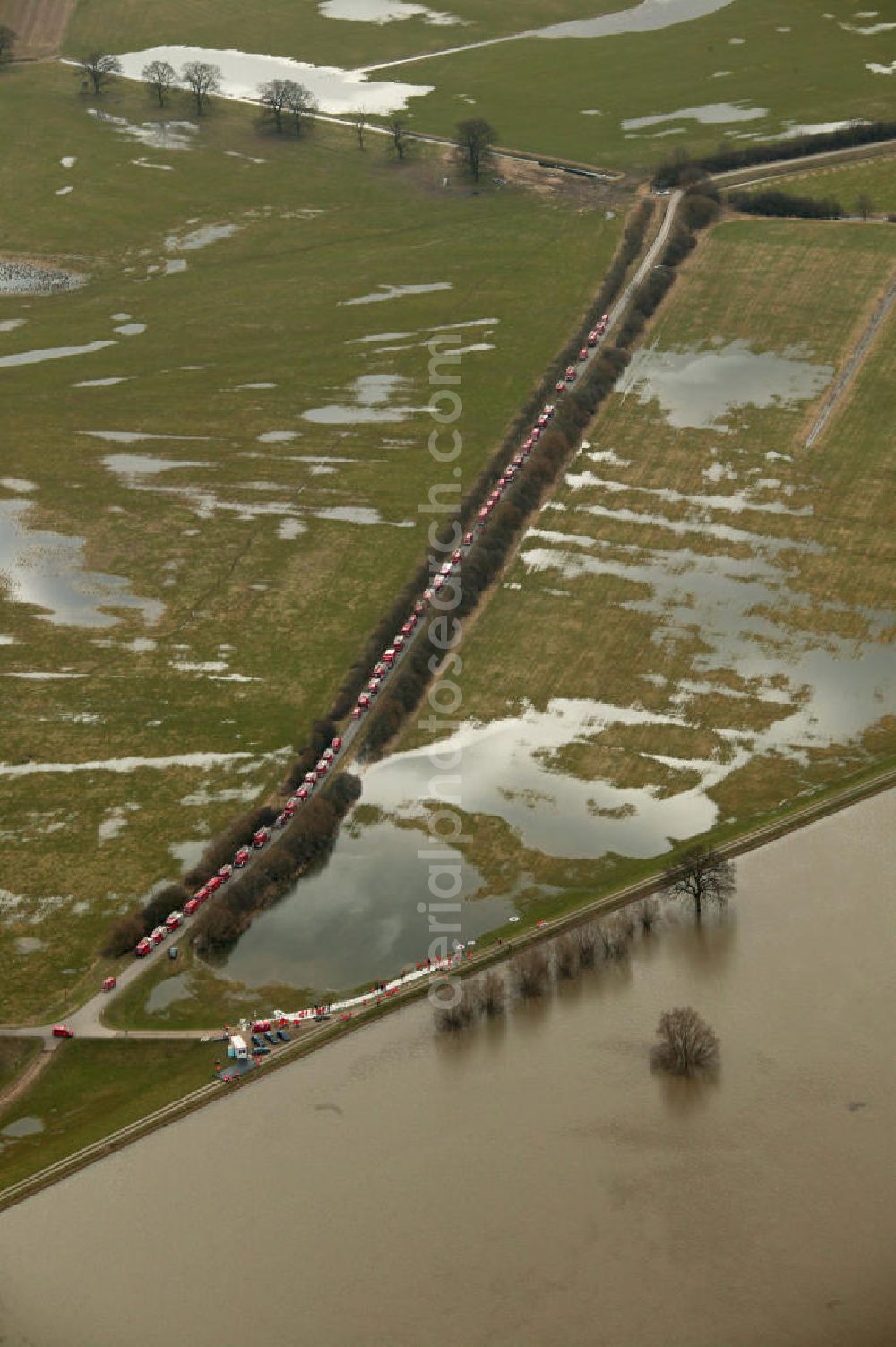 Aerial image Bleckede - Blick auf das Elbe-Hochwasser Bleckede. Hier Einsatzkräfte / Einsatzfahrzeuge auf der Straße Am Heerweg und Am Elbdeich / Deich.