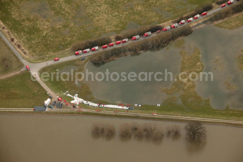 Aerial photograph Bleckede - Blick auf das Elbe-Hochwasser Bleckede. Hier Einsatzkräfte / Einsatzfahrzeuge auf der Straße Am Heerweg und Am Elbdeich / Deich.