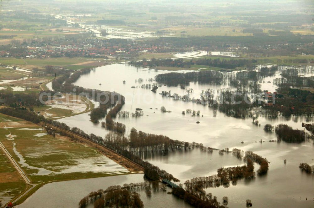 Dannenberg from the bird's eye view: Blick auf das Elbe-Hochwasser bei Dannenberg. Dannenberg (Elbe) ist eine Stadt im Landkreis Lüchow-Dannenberg im äußersten Osten Niedersachsens. Die Stadt Dannenberg ist Teil und Sitz der Samtgemeinde Elbtalaue.