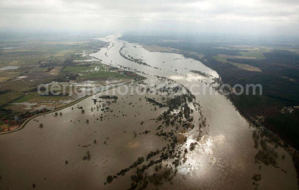 Aerial image Amt Neuhaus OT Viehle - Blick auf das Elbe-Hochwasser bei Viehel. Viehle ist ein Ortsteil von Amt Neuhaus. Die Gemeinde gehörte zum ehemaligen Gebiet der DDR, seit 1993 ist es dem Land Niedersachen zugehörig.