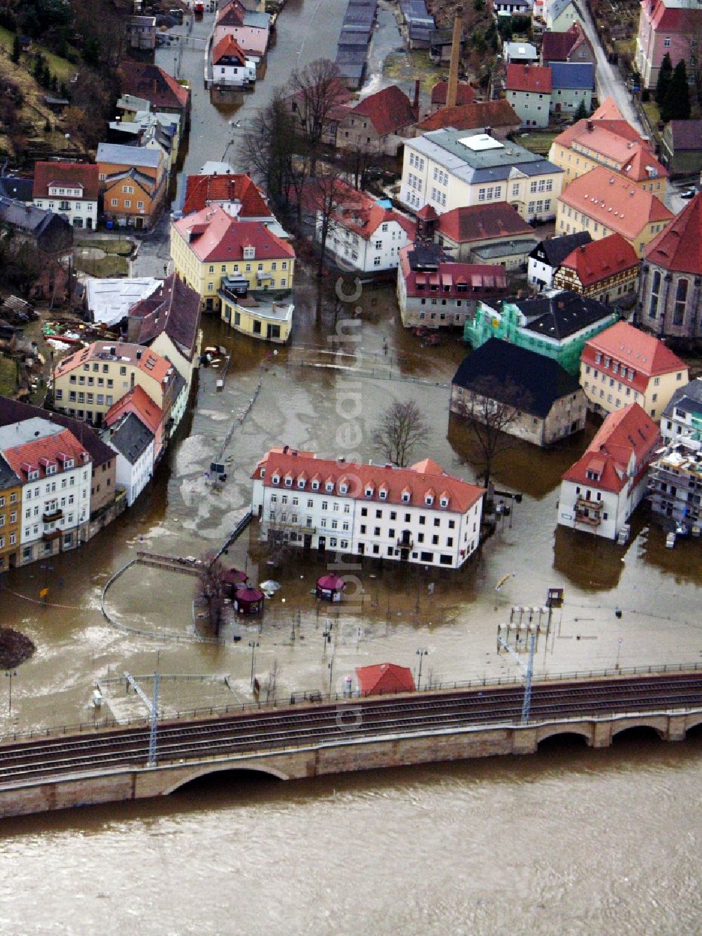 Königstein from the bird's eye view: Flood situation elbe river around and in the area in Koenigstein in the state Saxony, Germany