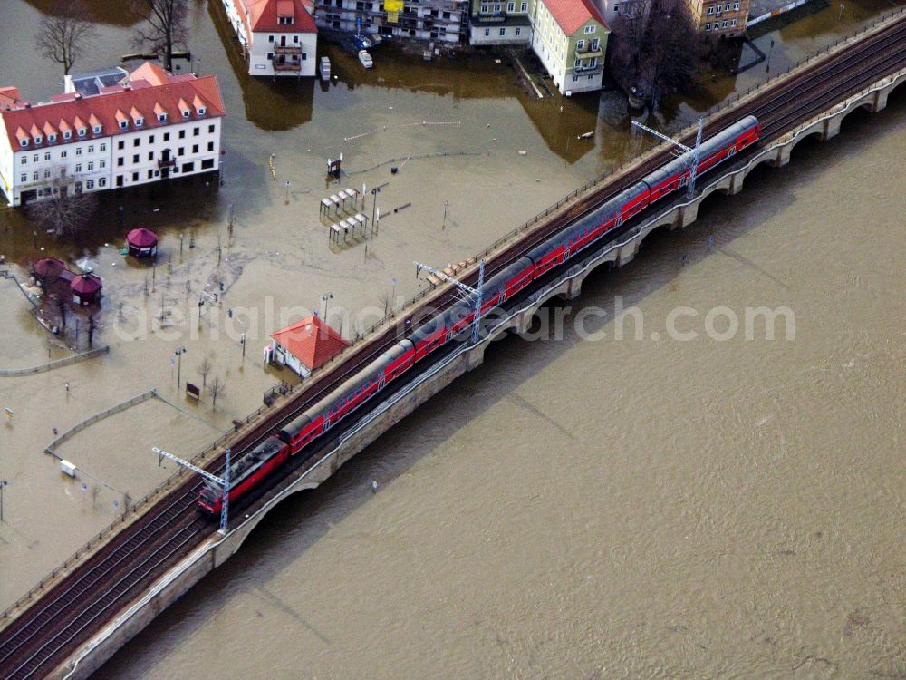 Königstein from the bird's eye view: Flood situation elbe river around and in the area in Koenigstein in the state Saxony, Germany