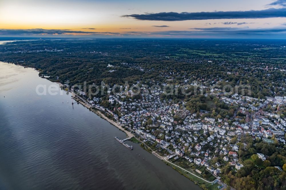 Hamburg from the bird's eye view: Elbe riverbank area in Blankenese district in Hamburg