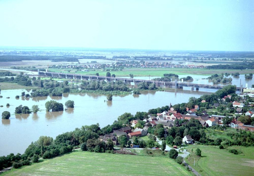 Rothensee from above - Elbeüberschwemmung am Wasserstraßenkreuz Magdeburg bei Rothensee.