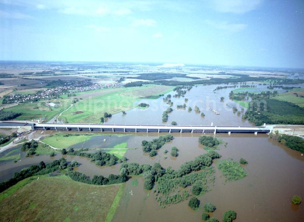 Rothensee from the bird's eye view: Elbeüberschwemmung am Wasserstraßenkreuz Magdeburg bei Rothensee.