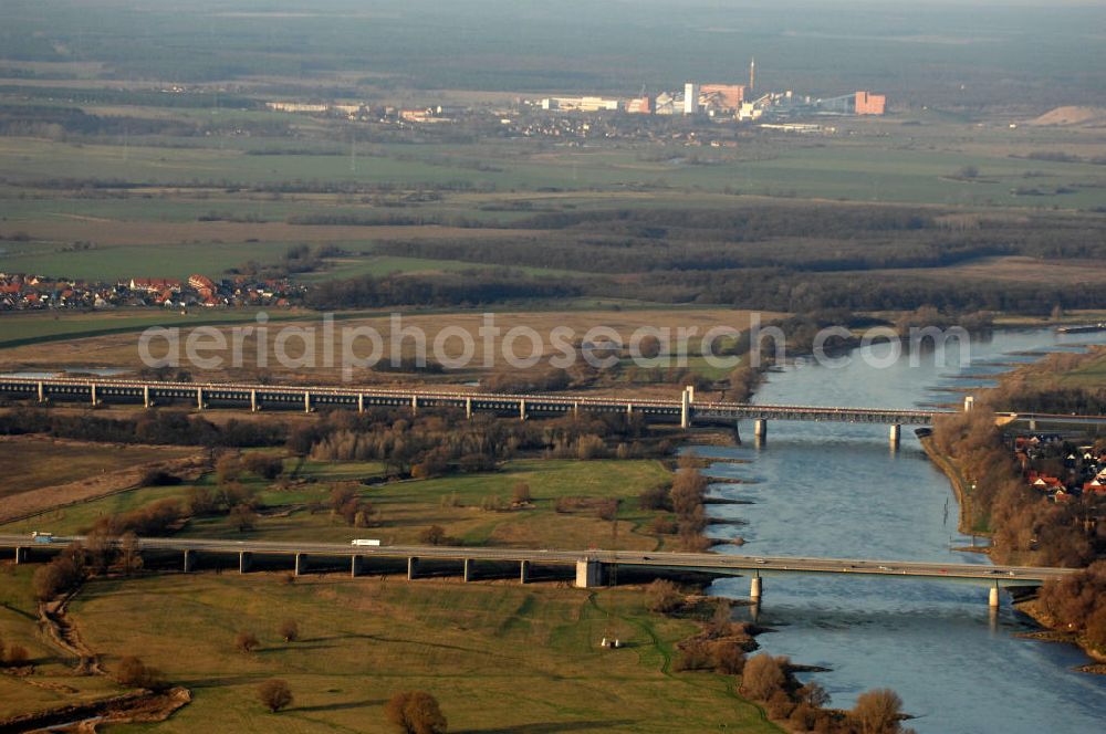 Magdeburg from the bird's eye view: Blick in Richtung Norden entlang der Elbe auf die Elbebrücke Hohenwarthe der A2 sowie die Trogbrücke / Kanalbrücke mit dem Mittellandkanal, welche über die Elbe führen.