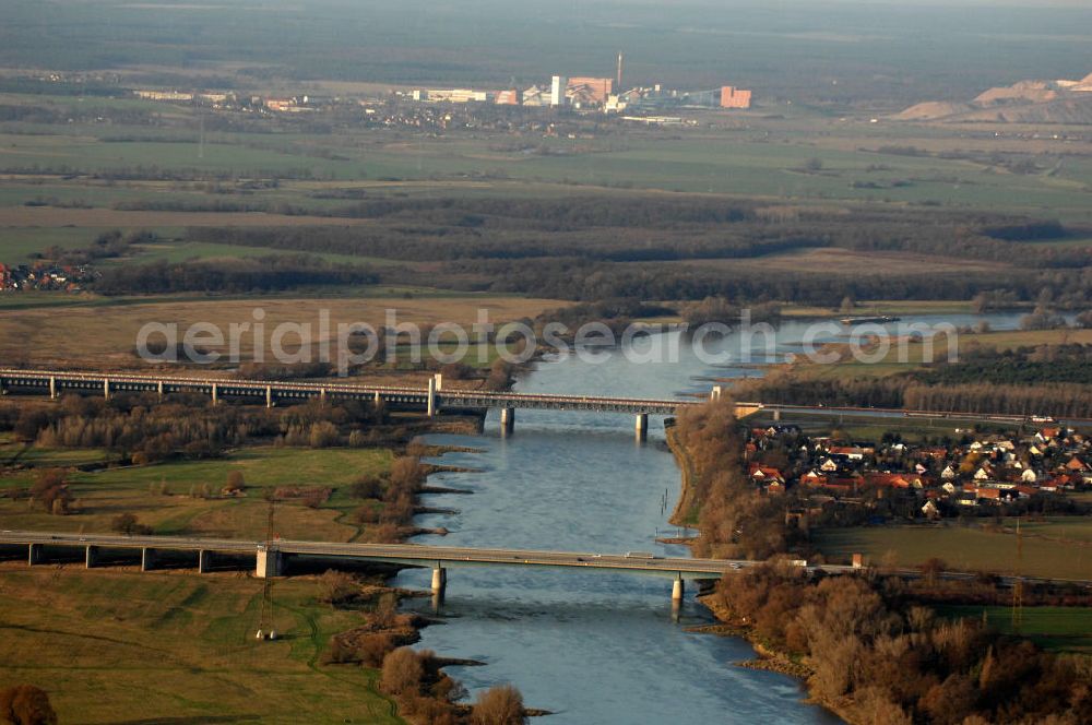 Aerial image Magdeburg - Blick in Richtung Norden entlang der Elbe auf die Elbebrücke Hohenwarthe der A2 sowie die Trogbrücke / Kanalbrücke mit dem Mittellandkanal, welche über die Elbe führen.