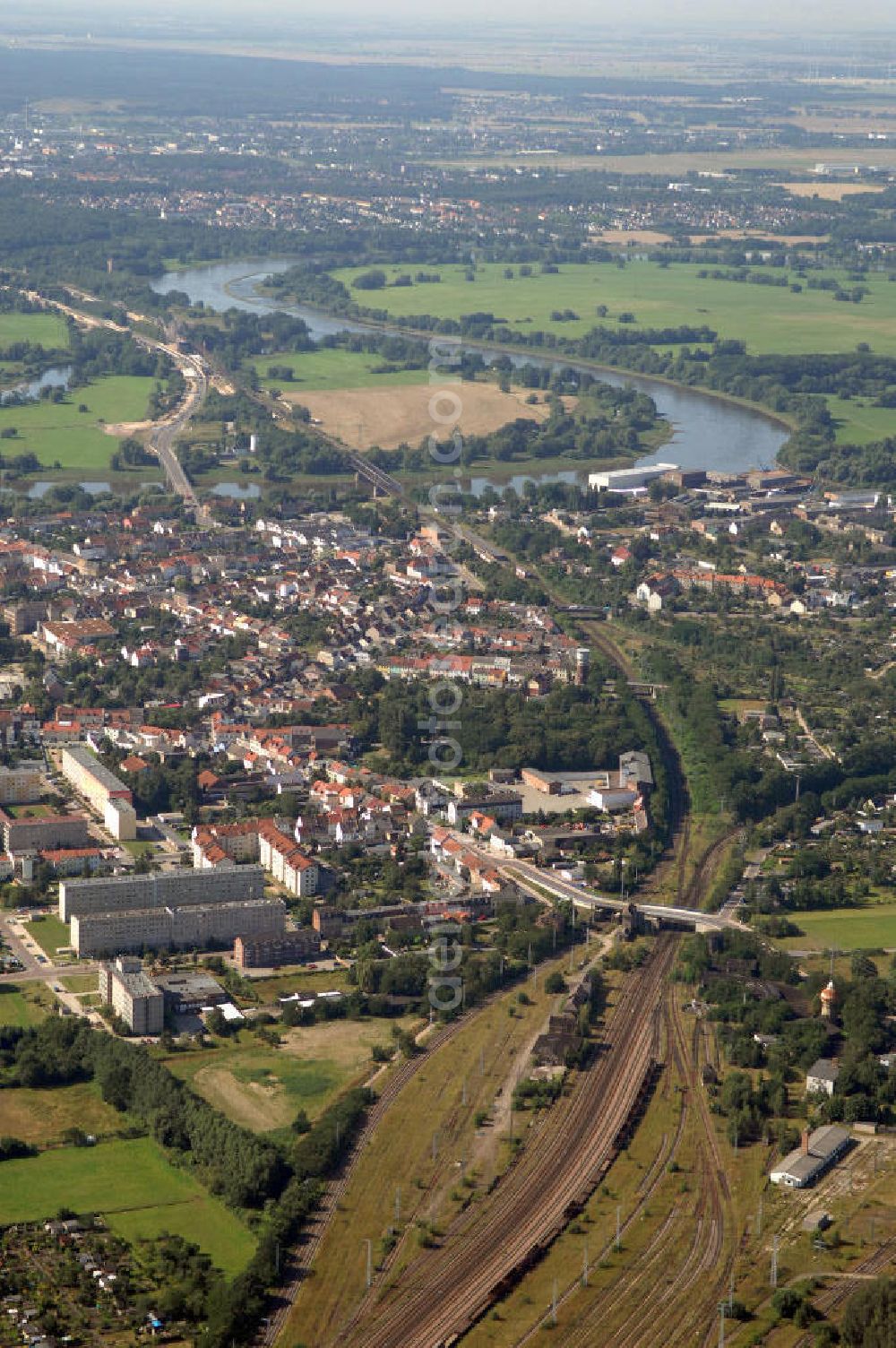 Aerial image Dessau-Roßlau - Blick auf verschiedene Brückenbauwerke an der Baustelle zum Ausbau der B184 zwischen Dessau und Roßlau in Sachsen-Anhalt. Auf dem Bild ist die Elbebrücke Roßlau zu sehen, zwei Brückenbauwerke über die Elbe bei Roßlau. Die B184 wird aufgrund des gestiegenen Verkehrsaufkommens zwischen 2006 und 2009 als vierstreifige Bundesstraße (RQ 20) über den Verlauf der Elbe hinweg ausgebaut. Bauherr ist der Landesbetrieb Bau Sachsen-Anhalt, die Projektleitung liegt bei SCHÜßLER - PLAN Berlin. K?????????????????????????????????????????????????????????????????????????????????????????????????????????????????????????