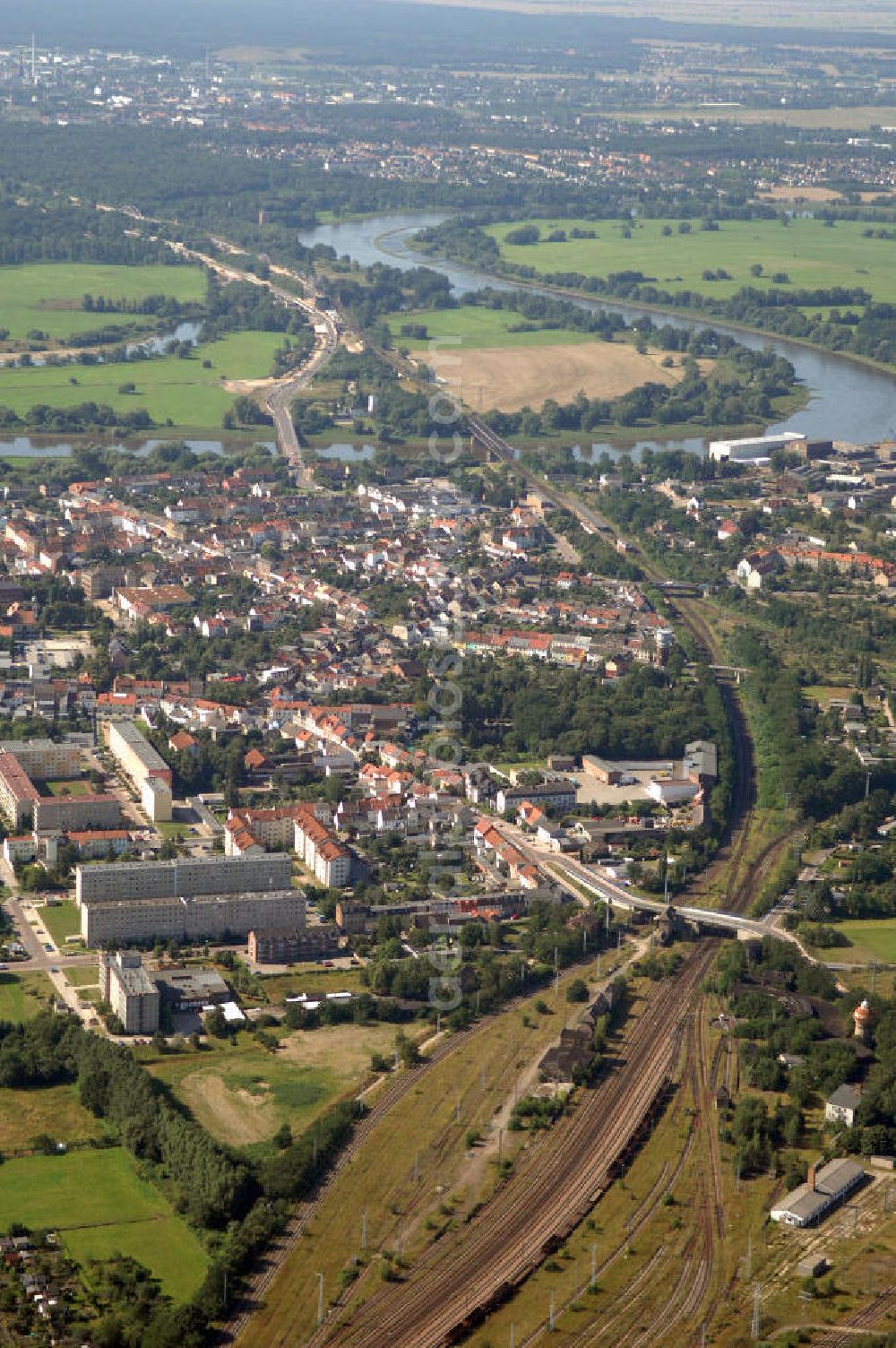 Aerial photograph Dessau-Roßlau - Blick auf verschiedene Brückenbauwerke an der Baustelle zum Ausbau der B184 zwischen Dessau und Roßlau in Sachsen-Anhalt. Auf dem Bild ist die Elbebrücke Roßlau zu sehen, zwei Brückenbauwerke über die Elbe bei Roßlau. Die B184 wird aufgrund des gestiegenen Verkehrsaufkommens zwischen 2006 und 2009 als vierstreifige Bundesstraße (RQ 20) über den Verlauf der Elbe hinweg ausgebaut. Bauherr ist der Landesbetrieb Bau Sachsen-Anhalt, die Projektleitung liegt bei SCHÜßLER - PLAN Berlin. K?????????????????????????????????????????????????????????????????????????????????????????????????????????????????????????