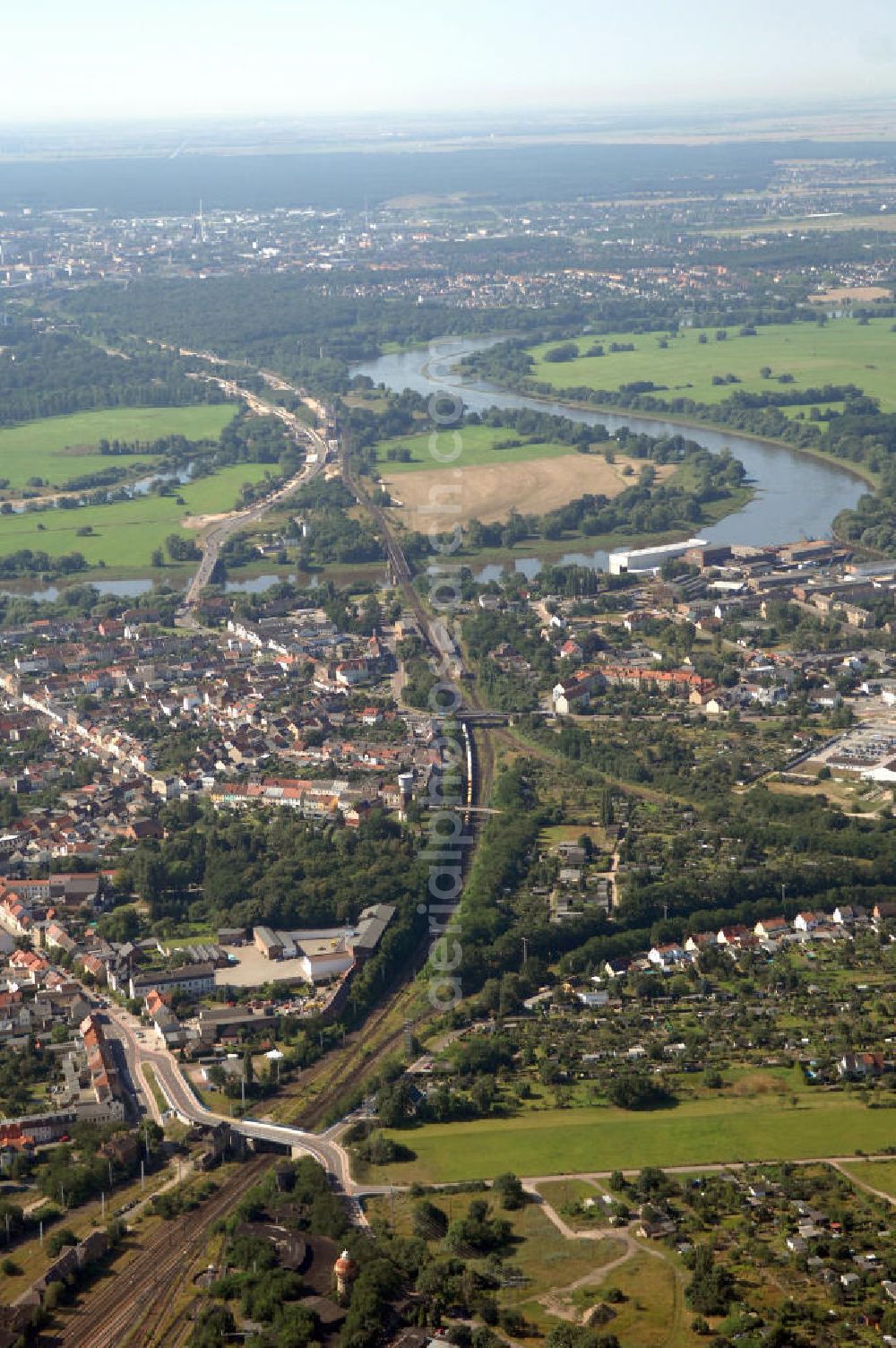 Dessau-Roßlau from above - Blick auf verschiedene Brückenbauwerke an der Baustelle zum Ausbau der B184 zwischen Dessau und Roßlau in Sachsen-Anhalt. Auf dem Bild ist die Elbebrücke Roßlau zu sehen, zwei Brückenbauwerke über die Elbe bei Roßlau. Die B184 wird aufgrund des gestiegenen Verkehrsaufkommens zwischen 2006 und 2009 als vierstreifige Bundesstraße (RQ 20) über den Verlauf der Elbe hinweg ausgebaut. Bauherr ist der Landesbetrieb Bau Sachsen-Anhalt, die Projektleitung liegt bei SCHÜßLER - PLAN Berlin. K?????????????????????????????????????????????????????????????????????????????????????????????????????????????????????????