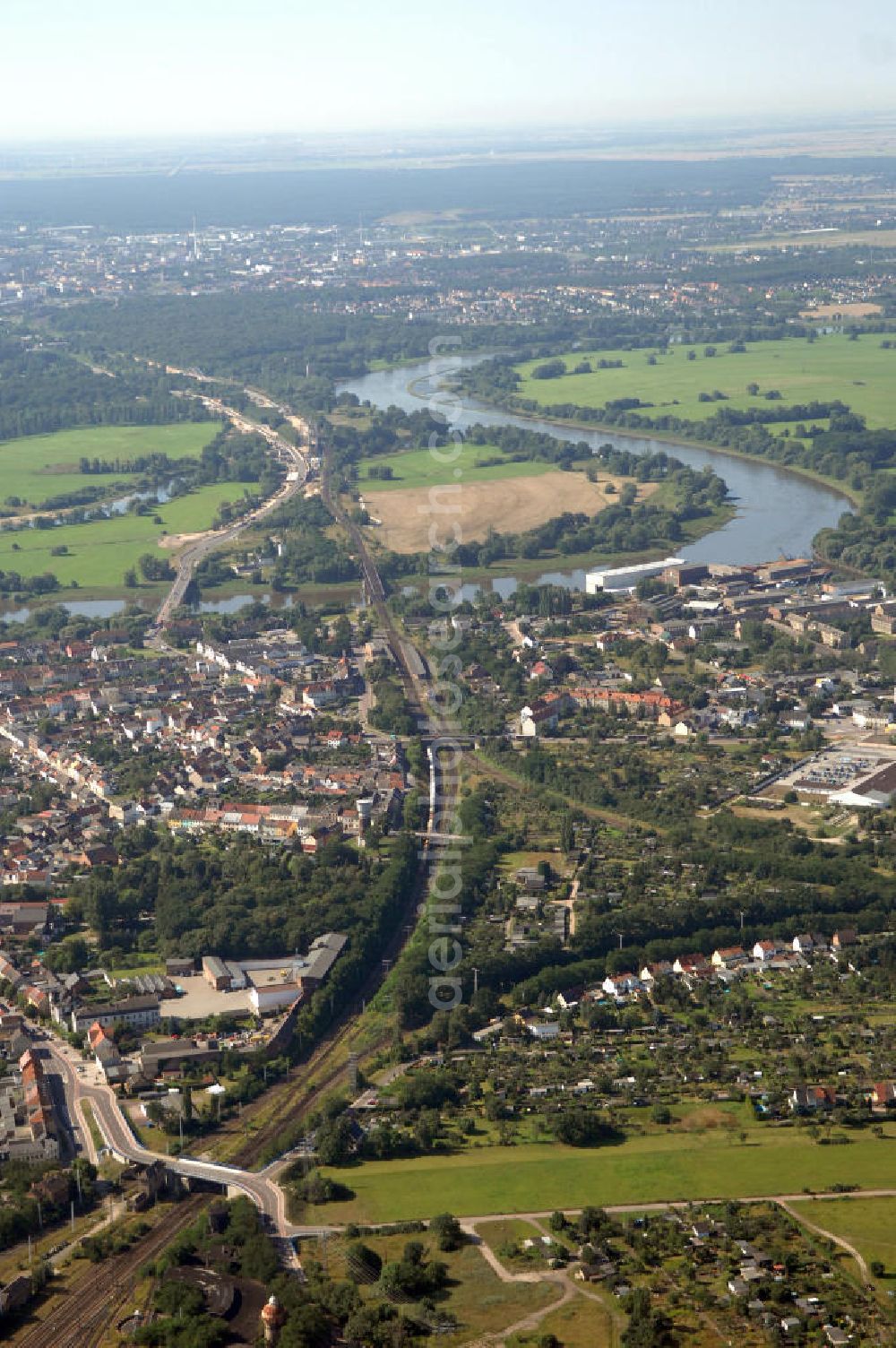 Dessau-Roßlau from the bird's eye view: Blick auf verschiedene Brückenbauwerke an der Baustelle zum Ausbau der B184 zwischen Dessau und Roßlau in Sachsen-Anhalt. Auf dem Bild ist die Elbebrücke Roßlau zu sehen, zwei Brückenbauwerke über die Elbe bei Roßlau. Die B184 wird aufgrund des gestiegenen Verkehrsaufkommens zwischen 2006 und 2009 als vierstreifige Bundesstraße (RQ 20) über den Verlauf der Elbe hinweg ausgebaut. Bauherr ist der Landesbetrieb Bau Sachsen-Anhalt, die Projektleitung liegt bei SCHÜßLER - PLAN Berlin. K?????????????????????????????????????????????????????????????????????????????????????????????????????????????????????????