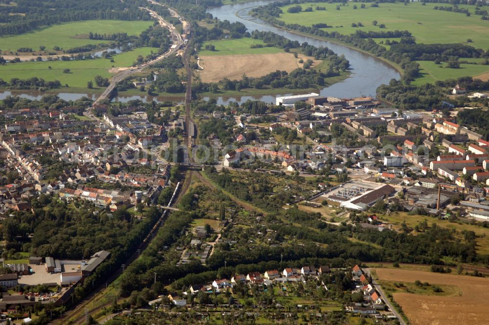 Aerial image Dessau-Roßlau - Blick auf verschiedene Brückenbauwerke an der Baustelle zum Ausbau der B184 zwischen Dessau und Roßlau in Sachsen-Anhalt. Auf dem Bild ist die Elbebrücke Roßlau zu sehen, zwei Brückenbauwerke über die Elbe bei Roßlau. Die B184 wird aufgrund des gestiegenen Verkehrsaufkommens zwischen 2006 und 2009 als vierstreifige Bundesstraße (RQ 20) über den Verlauf der Elbe hinweg ausgebaut. Bauherr ist der Landesbetrieb Bau Sachsen-Anhalt, die Projektleitung liegt bei SCHÜßLER - PLAN Berlin. K?????????????????????????????????????????????????????????????????????????????????????????????????????????????????????????