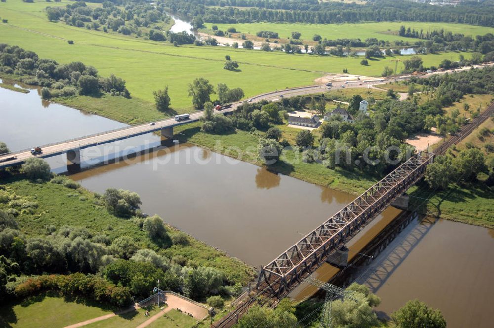 Aerial image 27.07.2009 - Blick auf verschiedene Brückenbauwerke an der Baustelle zum Ausbau der B184 zwischen Dessau und Roßlau in Sachsen-Anhalt. Auf dem Bild ist die Elbebrücke Roßlau zu sehen, zwei Brückenbauwerke über die Elbe bei Roßlau. Die B184 wird aufgrund des gestiegenen Verkehrsaufkommens zwischen 2006 und 2009 als vierstreifige Bundesstraße (RQ 20) über den Verlauf der Elbe hinweg ausgebaut. Bauherr ist der Landesbetrieb Bau Sachsen-Anhalt, die Projektleitung liegt bei SCHÜßLER - PLAN Berlin. Kontakt Projektleitung: Schüßler - Plan Ingenieurgesellschaft mbH, Tel. +49(0)30 42106 0, Email: berlin@schuessler-plan.de