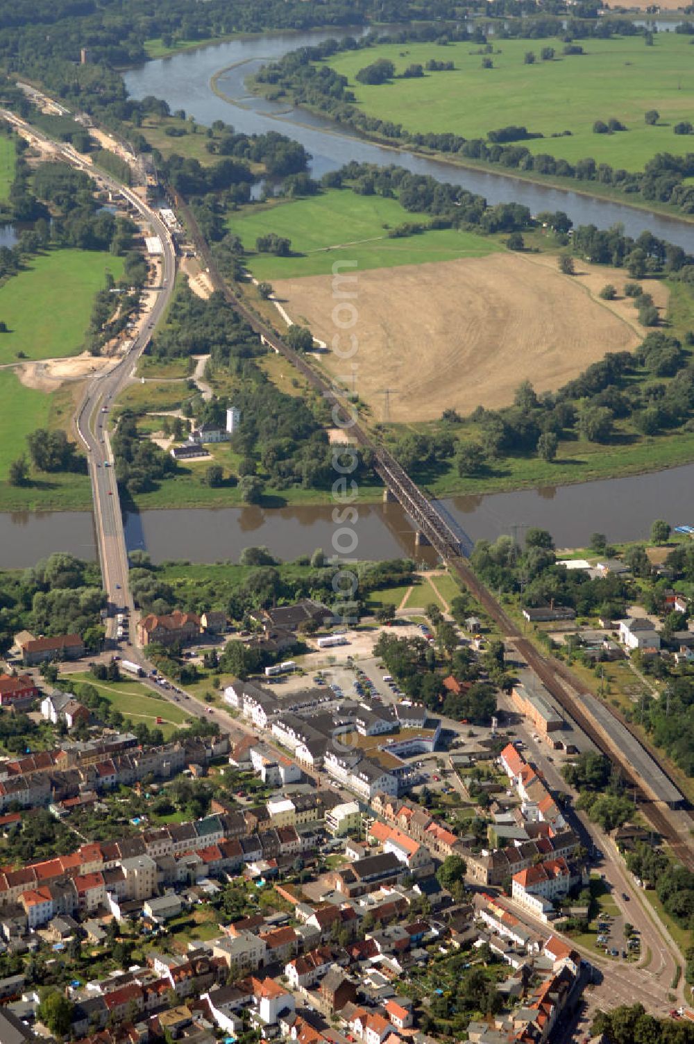 Aerial photograph 27.07.2009 - Blick auf verschiedene Brückenbauwerke an der Baustelle zum Ausbau der B184 zwischen Dessau und Roßlau in Sachsen-Anhalt. Auf dem Bild ist die Elbebrücke Roßlau zu sehen, zwei Brückenbauwerke über die Elbe bei Roßlau. Die B184 wird aufgrund des gestiegenen Verkehrsaufkommens zwischen 2006 und 2009 als vierstreifige Bundesstraße (RQ 20) über den Verlauf der Elbe hinweg ausgebaut. Bauherr ist der Landesbetrieb Bau Sachsen-Anhalt, die Projektleitung liegt bei SCHÜßLER - PLAN Berlin. Kontakt Projektleitung: Schüßler - Plan Ingenieurgesellschaft mbH, Tel. +49(0)30 42106 0, Email: berlin@schuessler-plan.de