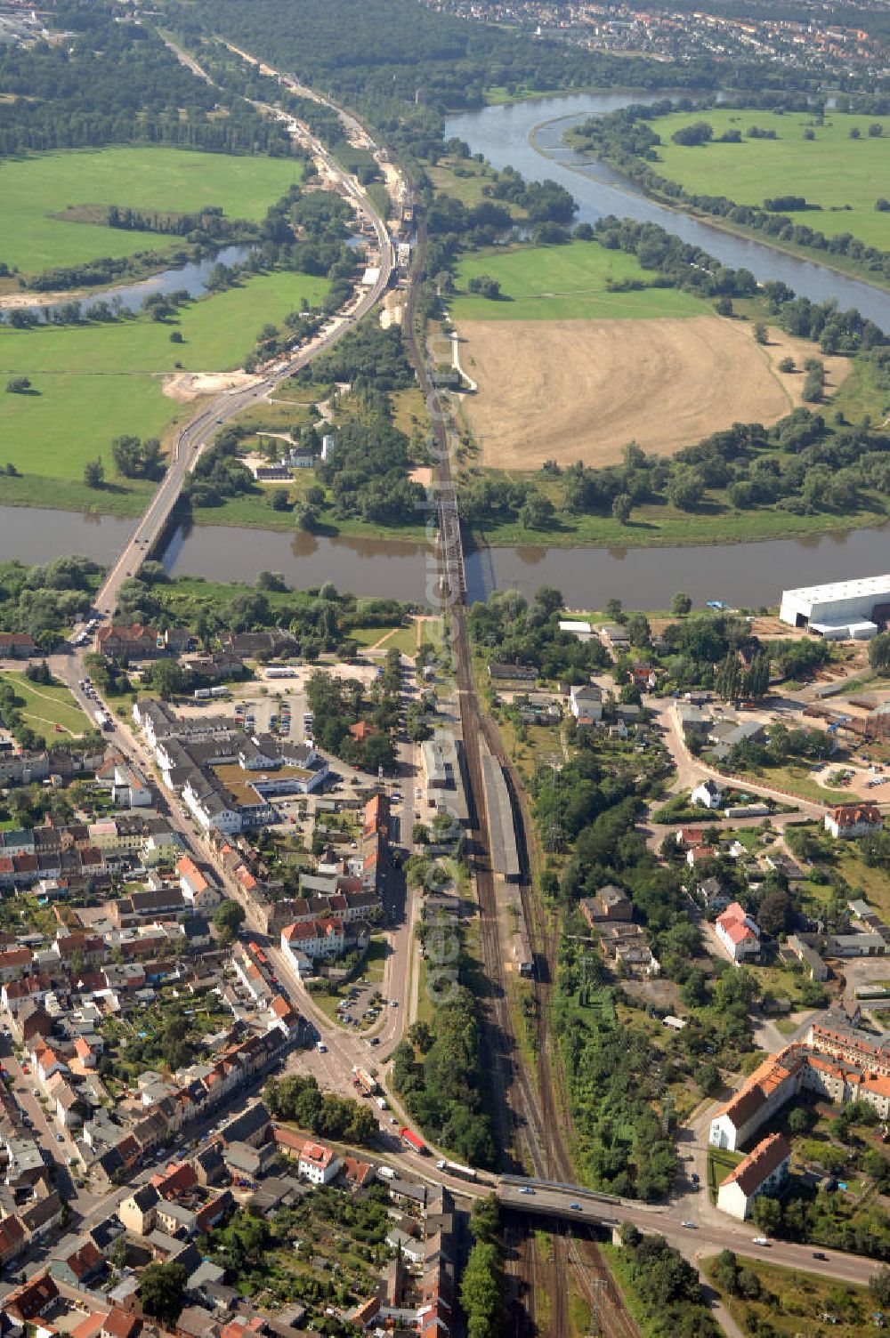 27.07.2009 from above - Blick auf verschiedene Brückenbauwerke an der Baustelle zum Ausbau der B184 zwischen Dessau und Roßlau in Sachsen-Anhalt. Auf dem Bild ist die Elbebrücke Roßlau zu sehen, zwei Brückenbauwerke über die Elbe bei Roßlau. Die B184 wird aufgrund des gestiegenen Verkehrsaufkommens zwischen 2006 und 2009 als vierstreifige Bundesstraße (RQ 20) über den Verlauf der Elbe hinweg ausgebaut. Bauherr ist der Landesbetrieb Bau Sachsen-Anhalt, die Projektleitung liegt bei SCHÜßLER - PLAN Berlin. Kontakt Projektleitung: Schüßler - Plan Ingenieurgesellschaft mbH, Tel. +49(0)30 42106 0, Email: berlin@schuessler-plan.de