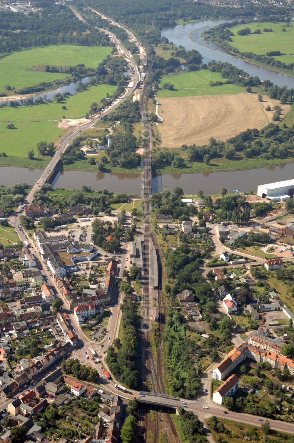 27.07.2009 from the bird's eye view: Blick auf verschiedene Brückenbauwerke an der Baustelle zum Ausbau der B184 zwischen Dessau und Roßlau in Sachsen-Anhalt. Auf dem Bild ist die Elbebrücke Roßlau zu sehen, zwei Brückenbauwerke über die Elbe bei Roßlau. Die B184 wird aufgrund des gestiegenen Verkehrsaufkommens zwischen 2006 und 2009 als vierstreifige Bundesstraße (RQ 20) über den Verlauf der Elbe hinweg ausgebaut. Bauherr ist der Landesbetrieb Bau Sachsen-Anhalt, die Projektleitung liegt bei SCHÜßLER - PLAN Berlin. Kontakt Projektleitung: Schüßler - Plan Ingenieurgesellschaft mbH, Tel. +49(0)30 42106 0, Email: berlin@schuessler-plan.de