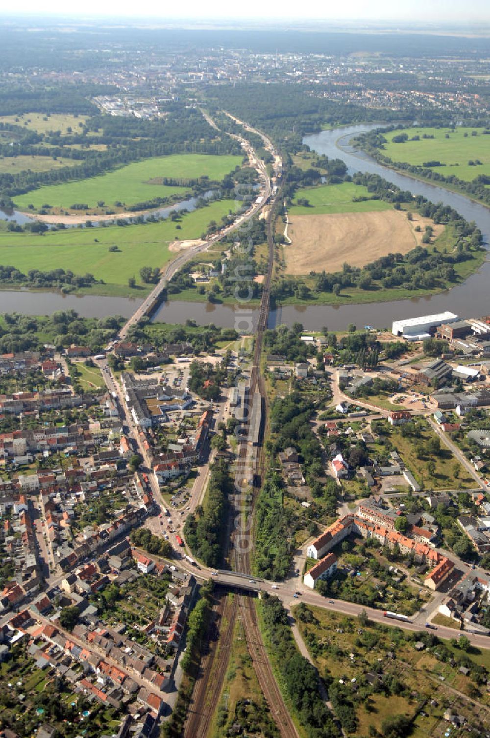 Aerial image 27.07.2009 - Blick auf verschiedene Brückenbauwerke an der Baustelle zum Ausbau der B184 zwischen Dessau und Roßlau in Sachsen-Anhalt. Auf dem Bild ist die Elbebrücke Roßlau zu sehen, zwei Brückenbauwerke über die Elbe bei Roßlau. Die B184 wird aufgrund des gestiegenen Verkehrsaufkommens zwischen 2006 und 2009 als vierstreifige Bundesstraße (RQ 20) über den Verlauf der Elbe hinweg ausgebaut. Bauherr ist der Landesbetrieb Bau Sachsen-Anhalt, die Projektleitung liegt bei SCHÜßLER - PLAN Berlin. Kontakt Projektleitung: Schüßler - Plan Ingenieurgesellschaft mbH, Tel. +49(0)30 42106 0, Email: berlin@schuessler-plan.de