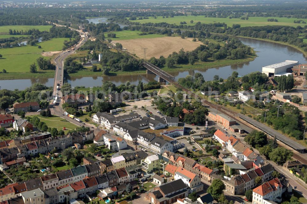 Aerial photograph 27.07.2009 - Blick auf verschiedene Brückenbauwerke an der Baustelle zum Ausbau der B184 zwischen Dessau und Roßlau in Sachsen-Anhalt. Auf dem Bild ist die Elbebrücke Roßlau zu sehen, zwei Brückenbauwerke über die Elbe bei Roßlau. Die B184 wird aufgrund des gestiegenen Verkehrsaufkommens zwischen 2006 und 2009 als vierstreifige Bundesstraße (RQ 20) über den Verlauf der Elbe hinweg ausgebaut. Bauherr ist der Landesbetrieb Bau Sachsen-Anhalt, die Projektleitung liegt bei SCHÜßLER - PLAN Berlin. Kontakt Projektleitung: Schüßler - Plan Ingenieurgesellschaft mbH, Tel. +49(0)30 42106 0, Email: berlin@schuessler-plan.de