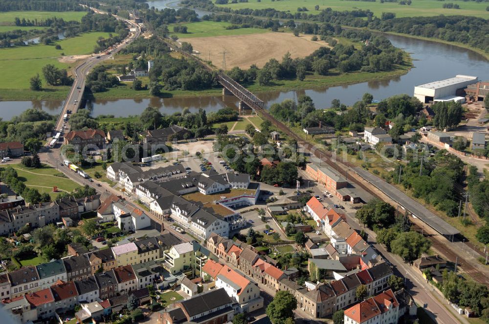 27.07.2009 from above - Blick auf verschiedene Brückenbauwerke an der Baustelle zum Ausbau der B184 zwischen Dessau und Roßlau in Sachsen-Anhalt. Auf dem Bild ist die Elbebrücke Roßlau zu sehen, zwei Brückenbauwerke über die Elbe bei Roßlau. Die B184 wird aufgrund des gestiegenen Verkehrsaufkommens zwischen 2006 und 2009 als vierstreifige Bundesstraße (RQ 20) über den Verlauf der Elbe hinweg ausgebaut. Bauherr ist der Landesbetrieb Bau Sachsen-Anhalt, die Projektleitung liegt bei SCHÜßLER - PLAN Berlin. Kontakt Projektleitung: Schüßler - Plan Ingenieurgesellschaft mbH, Tel. +49(0)30 42106 0, Email: berlin@schuessler-plan.de