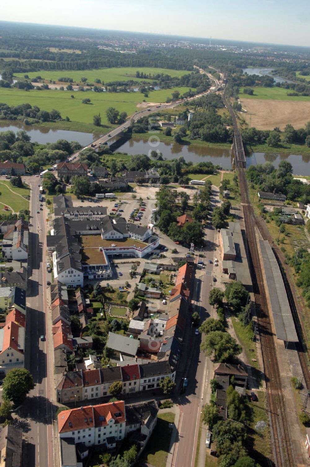 Aerial image 27.07.2009 - Blick auf verschiedene Brückenbauwerke an der Baustelle zum Ausbau der B184 zwischen Dessau und Roßlau in Sachsen-Anhalt. Auf dem Bild ist die Elbebrücke Roßlau zu sehen, zwei Brückenbauwerke über die Elbe bei Roßlau. Die B184 wird aufgrund des gestiegenen Verkehrsaufkommens zwischen 2006 und 2009 als vierstreifige Bundesstraße (RQ 20) über den Verlauf der Elbe hinweg ausgebaut. Bauherr ist der Landesbetrieb Bau Sachsen-Anhalt, die Projektleitung liegt bei SCHÜßLER - PLAN Berlin. Kontakt Projektleitung: Schüßler - Plan Ingenieurgesellschaft mbH, Tel. +49(0)30 42106 0, Email: berlin@schuessler-plan.de