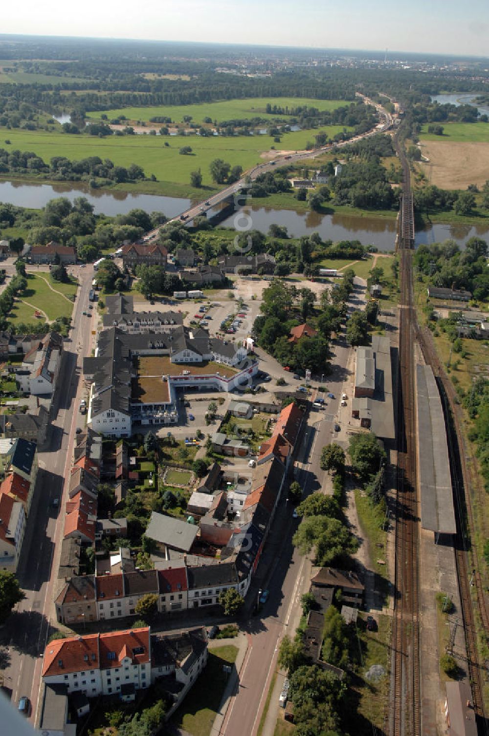 Aerial photograph 27.07.2009 - Blick auf verschiedene Brückenbauwerke an der Baustelle zum Ausbau der B184 zwischen Dessau und Roßlau in Sachsen-Anhalt. Auf dem Bild ist die Elbebrücke Roßlau zu sehen, zwei Brückenbauwerke über die Elbe bei Roßlau. Die B184 wird aufgrund des gestiegenen Verkehrsaufkommens zwischen 2006 und 2009 als vierstreifige Bundesstraße (RQ 20) über den Verlauf der Elbe hinweg ausgebaut. Bauherr ist der Landesbetrieb Bau Sachsen-Anhalt, die Projektleitung liegt bei SCHÜßLER - PLAN Berlin. Kontakt Projektleitung: Schüßler - Plan Ingenieurgesellschaft mbH, Tel. +49(0)30 42106 0, Email: berlin@schuessler-plan.de