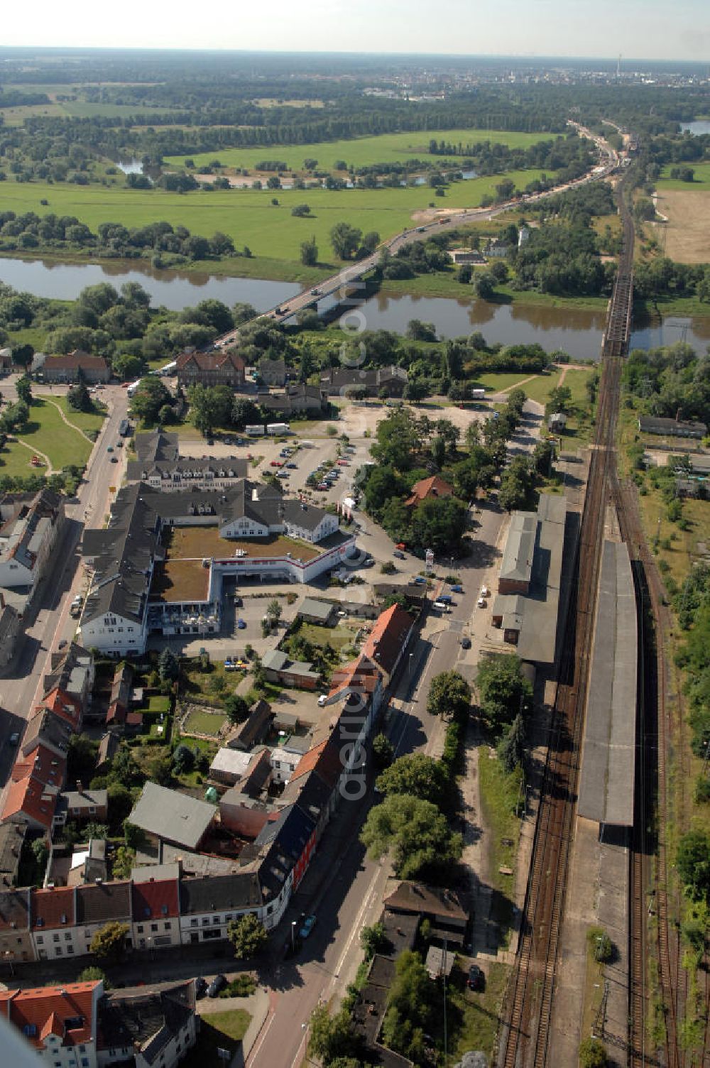 27.07.2009 from above - Blick auf verschiedene Brückenbauwerke an der Baustelle zum Ausbau der B184 zwischen Dessau und Roßlau in Sachsen-Anhalt. Auf dem Bild ist die Elbebrücke Roßlau zu sehen, zwei Brückenbauwerke über die Elbe bei Roßlau. Die B184 wird aufgrund des gestiegenen Verkehrsaufkommens zwischen 2006 und 2009 als vierstreifige Bundesstraße (RQ 20) über den Verlauf der Elbe hinweg ausgebaut. Bauherr ist der Landesbetrieb Bau Sachsen-Anhalt, die Projektleitung liegt bei SCHÜßLER - PLAN Berlin. Kontakt Projektleitung: Schüßler - Plan Ingenieurgesellschaft mbH, Tel. +49(0)30 42106 0, Email: berlin@schuessler-plan.de