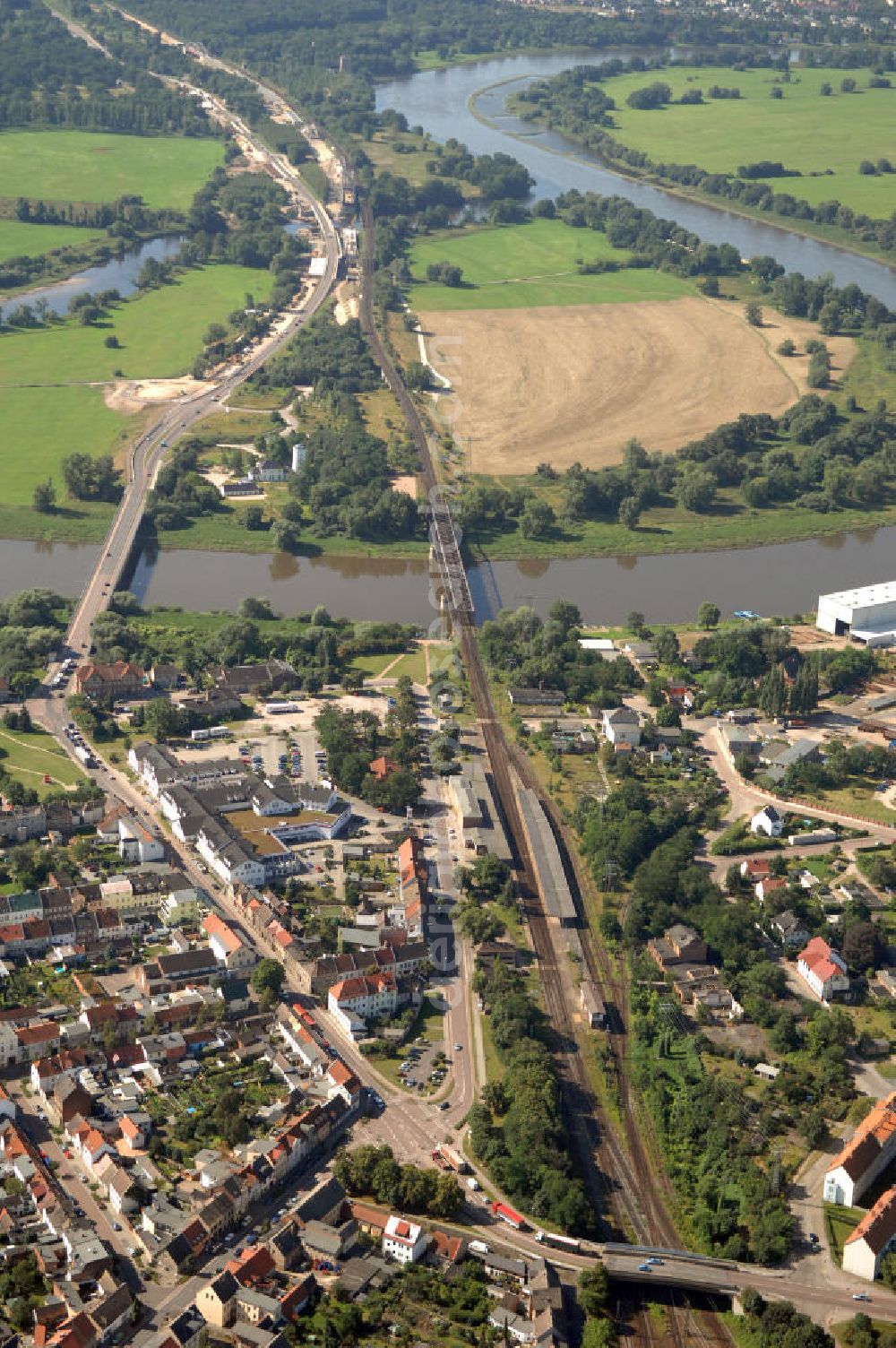 27.07.2009 from the bird's eye view: Blick auf verschiedene Brückenbauwerke an der Baustelle zum Ausbau der B184 zwischen Dessau und Roßlau in Sachsen-Anhalt. Auf dem Bild ist die Elbebrücke Roßlau zu sehen, zwei Brückenbauwerke über die Elbe bei Roßlau. Die B184 wird aufgrund des gestiegenen Verkehrsaufkommens zwischen 2006 und 2009 als vierstreifige Bundesstraße (RQ 20) über den Verlauf der Elbe hinweg ausgebaut. Bauherr ist der Landesbetrieb Bau Sachsen-Anhalt, die Projektleitung liegt bei SCHÜßLER - PLAN Berlin. Kontakt Projektleitung: Schüßler - Plan Ingenieurgesellschaft mbH, Tel. +49(0)30 42106 0, Email: berlin@schuessler-plan.de