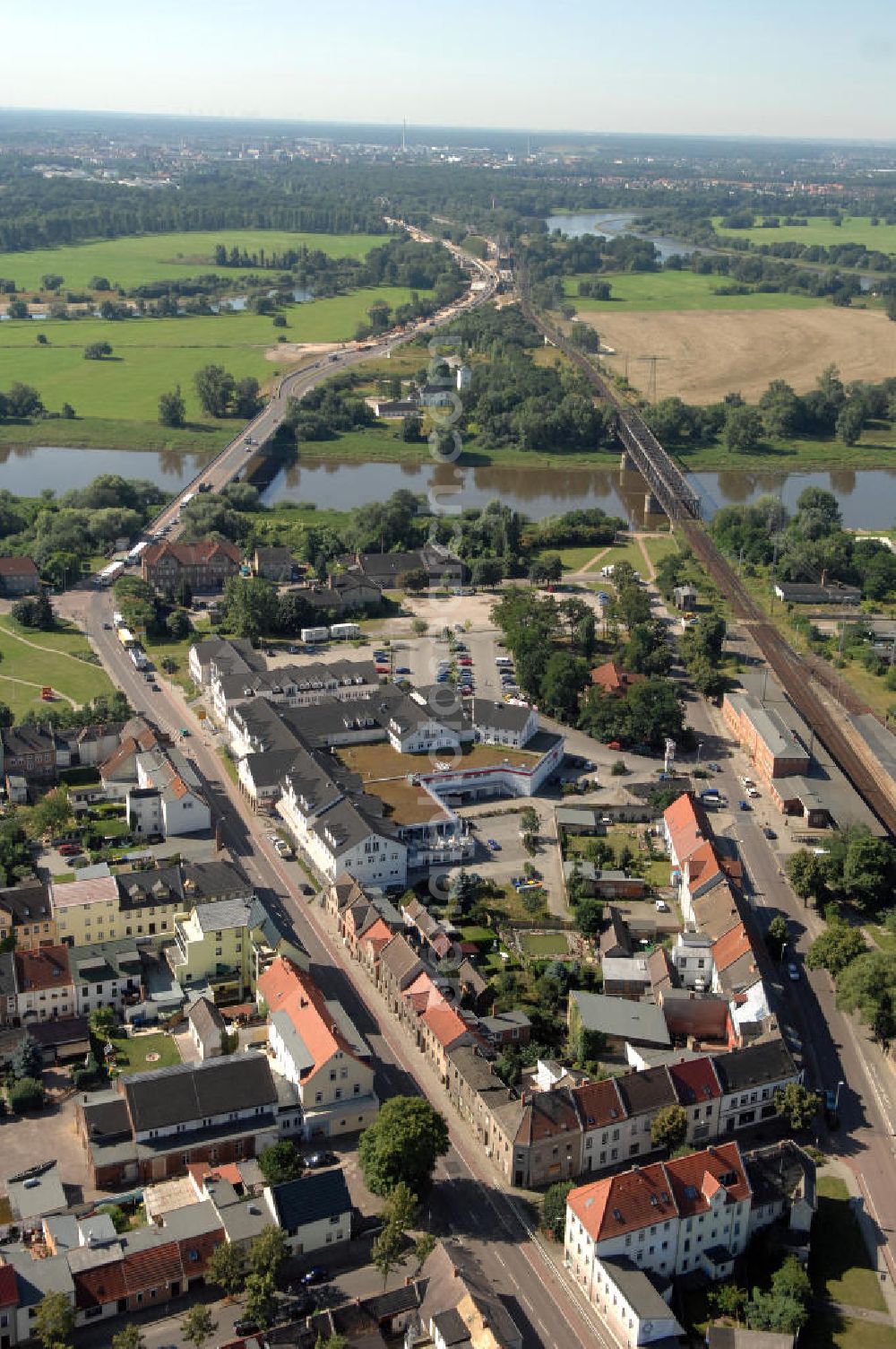 Aerial image 27.07.2009 - Blick auf verschiedene Brückenbauwerke an der Baustelle zum Ausbau der B184 zwischen Dessau und Roßlau in Sachsen-Anhalt. Auf dem Bild ist die Elbebrücke Roßlau zu sehen, zwei Brückenbauwerke über die Elbe bei Roßlau. Die B184 wird aufgrund des gestiegenen Verkehrsaufkommens zwischen 2006 und 2009 als vierstreifige Bundesstraße (RQ 20) über den Verlauf der Elbe hinweg ausgebaut. Bauherr ist der Landesbetrieb Bau Sachsen-Anhalt, die Projektleitung liegt bei SCHÜßLER - PLAN Berlin. Kontakt Projektleitung: Schüßler - Plan Ingenieurgesellschaft mbH, Tel. +49(0)30 42106 0, Email: berlin@schuessler-plan.de