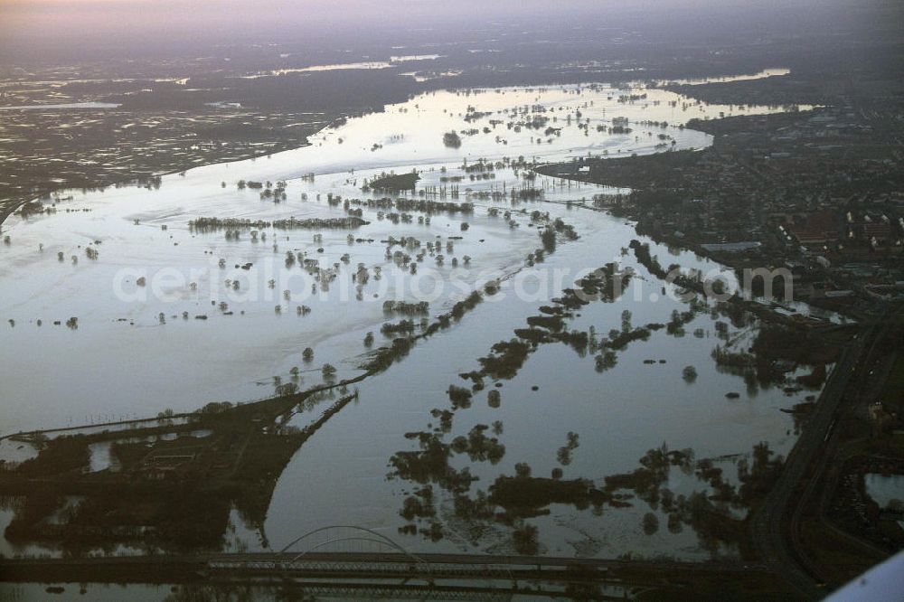 Aerial photograph Wittenberg - Blick auf das Hochwasser der Elbe mit den Überflutungsgebieten am Stadtrand bei Wittenberg in der späten Abenddämmerung in Ost / West - Richtung.