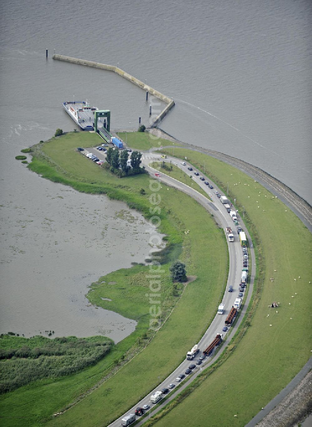 Aerial photograph Glückstadt - Blick auf die Elbfähre Glückstadt - Wischhafen. Es ist die nordwestlichste Möglichkeit, die Unterelbe zwischen Schleswig-Holstein und Niedersachsen mit Kraftfahrzeugen und Fahrrädern zu queren. Sie verbindet die Stadt Glückstadt mit dem Ort Wischhafen im Landkreis Stade. View of the ferry over the River Elbe near Gluckstadt. It is the last opportunity to cross the River Elbe before it empties into the North Sea.