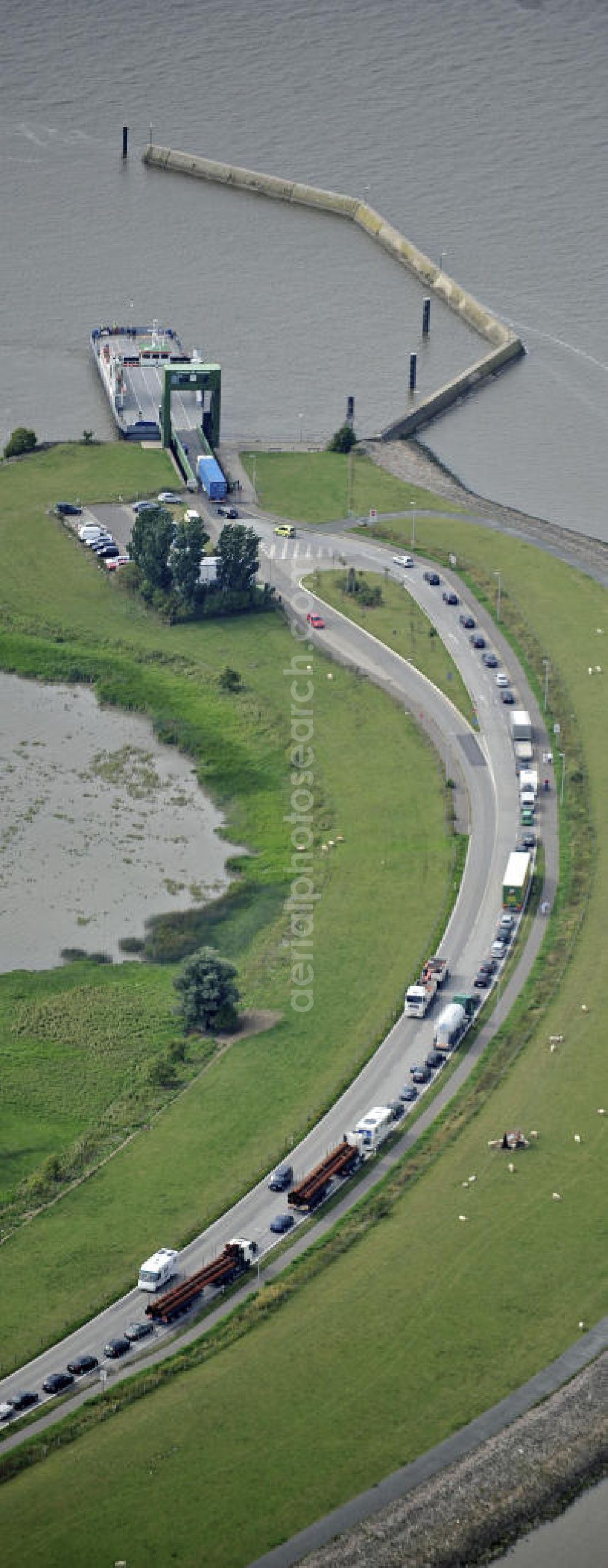 Glückstadt from the bird's eye view: Blick auf die Elbfähre Glückstadt - Wischhafen. Es ist die nordwestlichste Möglichkeit, die Unterelbe zwischen Schleswig-Holstein und Niedersachsen mit Kraftfahrzeugen und Fahrrädern zu queren. Sie verbindet die Stadt Glückstadt mit dem Ort Wischhafen im Landkreis Stade. View of the ferry over the River Elbe near Gluckstadt. It is the last opportunity to cross the River Elbe before it empties into the North Sea.