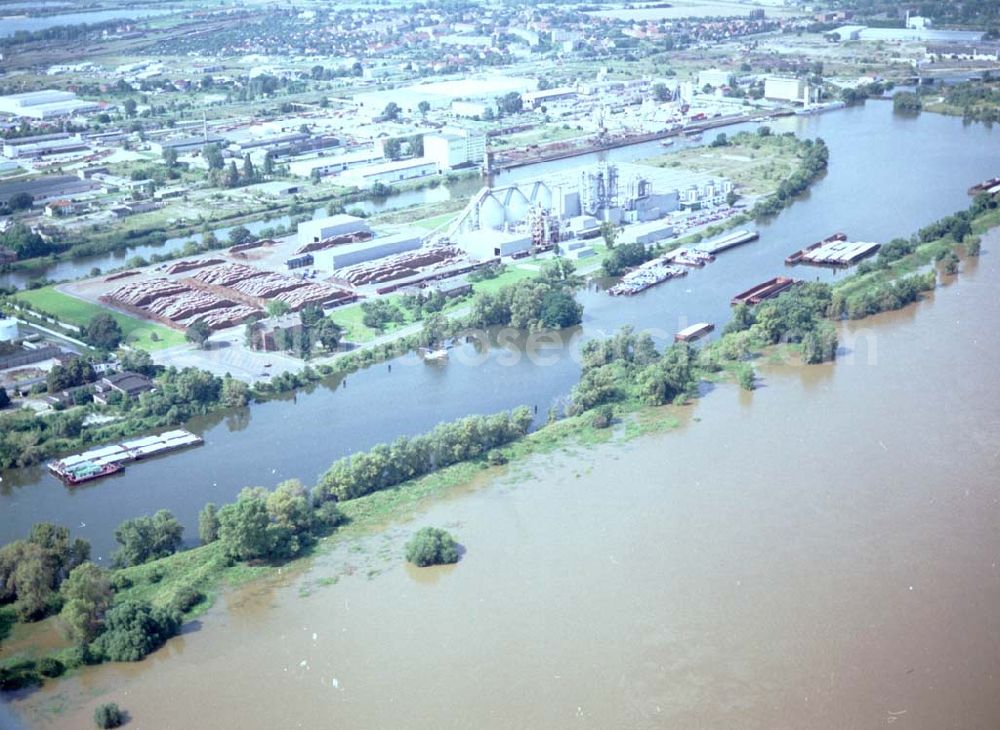 Magdeburg from the bird's eye view: 16.08.2002 Elbhochwasser in Magdeburg