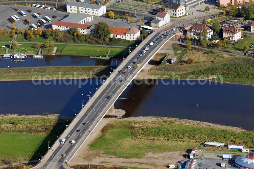 Meißen from the bird's eye view: Blick auf die Elbtalbrücke mit der Elbe und dem dahinter liegenden Winterhafen in Meißen. Die noch relative neue Brücke ist 330 Meter lang und 21 Meter breit.